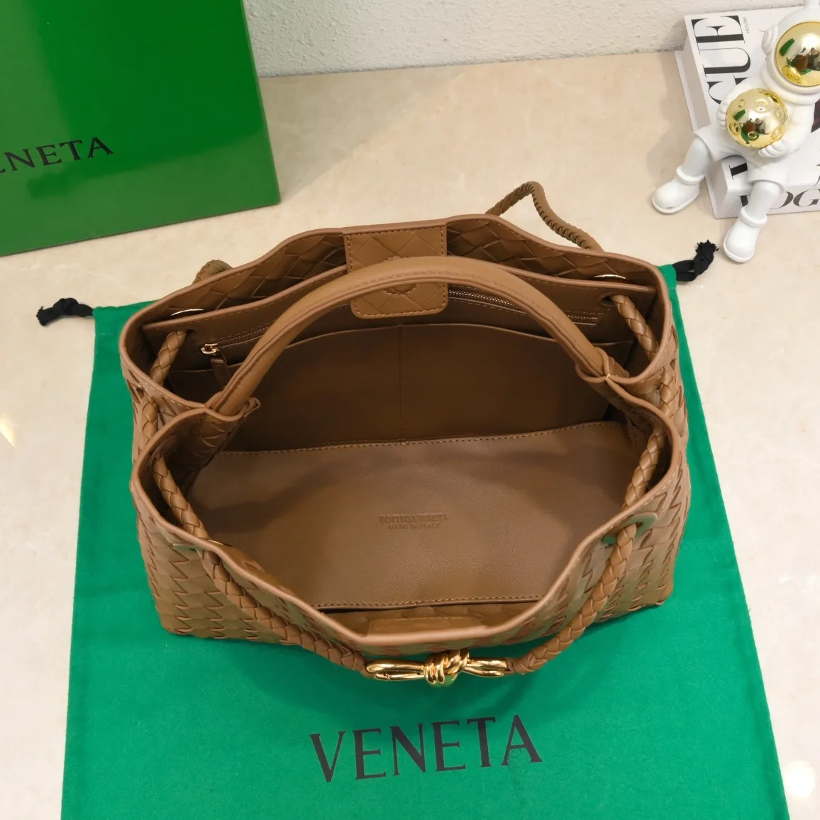 The 2023 new Andiamo batch of 2260 BV has been shipped‼ ️Really popular🔥The new Andiamo woven handbag launched by Bottega Veneta this season is really popular all over the world! ! Celebrities at home and abroad have worn it, and Oscar-winning actress Michelle Yeoh has taken it out on the street. Song Jia, Trai Yara, Yu Feihong, Sanji Ayaka, Rosie Hunting-Whiteley, Yoshioka Riho, etc. have all picked up this bag. It is classic and versatile, showing off its temperament, and the bag capacity is also large, which is very convenient for daily commuting! ! A variety of carrying methods, the shoulder straps can be adjusted by yourself, the original lambskin feels soft and delicate, and the unisex style breaks gender boundaries and brings a more practical and longer-lasting use experience. Andiamo, which has both elegant and casual styles, perfectly interprets the true appearance of "fashionable old money style". Style number: 8463 Size: 32*24*12
